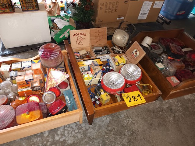 Lot 281 - lampen voor auto’s en aanhangwagens - afbeelding 1 van  4