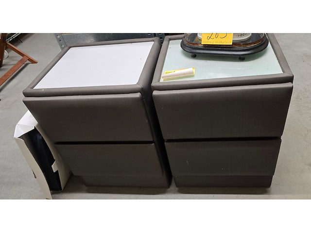 Lot 281 - nachtkastjes met 2 lades in lederlook 2 stuks - afbeelding 1 van  3