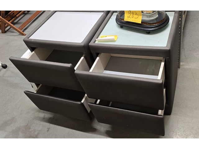 Lot 281 - nachtkastjes met 2 lades in lederlook 2 stuks - afbeelding 2 van  3