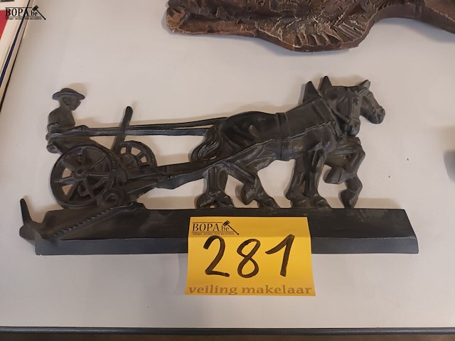 Lot 281 - paarden met ploeg in gietijzer - afbeelding 1 van  3