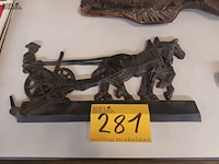 Lot 281 - paarden met ploeg in gietijzer - afbeelding 1 van  3