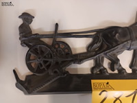 Lot 281 - paarden met ploeg in gietijzer - afbeelding 2 van  3