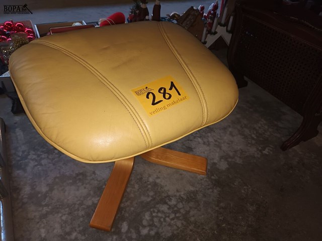 Lot 281 - voetenbankje - afbeelding 1 van  3