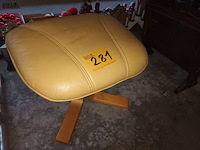 Lot 281 - voetenbankje - afbeelding 1 van  3