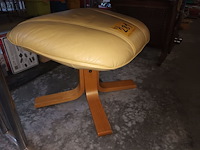 Lot 281 - voetenbankje - afbeelding 2 van  3