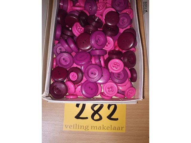 Lot 282 - doos met retro knopen - afbeelding 1 van  2