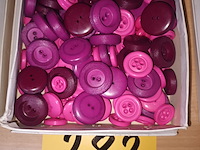 Lot 282 - doos met retro knopen - afbeelding 1 van  2