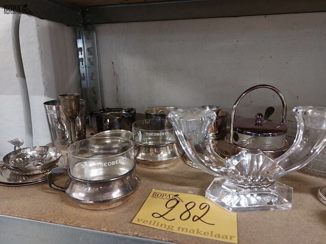 Lot 282 - lot verzilverd en glazen kandelaar, ong 29 stuks - afbeelding 2 van  3