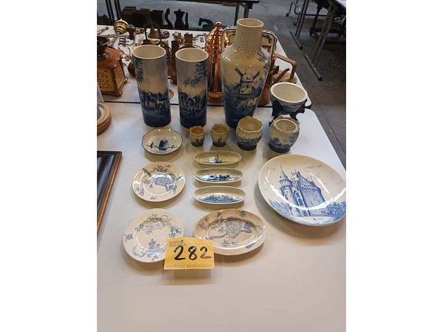 Lot 282 - vazen en schaaltjes. 16 stuks - afbeelding 1 van  7