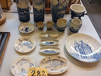 Lot 282 - vazen en schaaltjes. 16 stuks - afbeelding 1 van  7