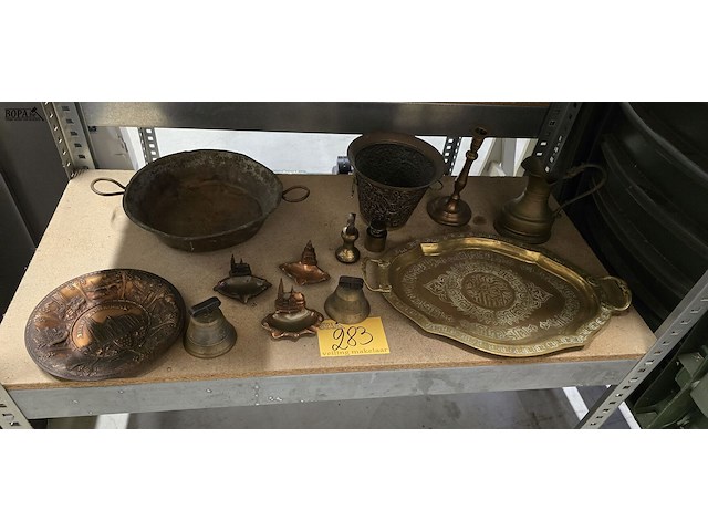 Lot 283 - diverse koperen items - afbeelding 1 van  6