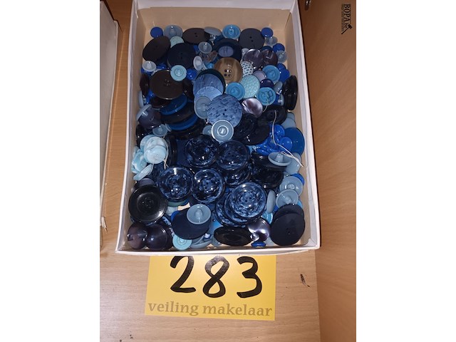 Lot 283 - doos met retro knopen - afbeelding 1 van  2
