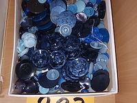 Lot 283 - doos met retro knopen - afbeelding 1 van  2
