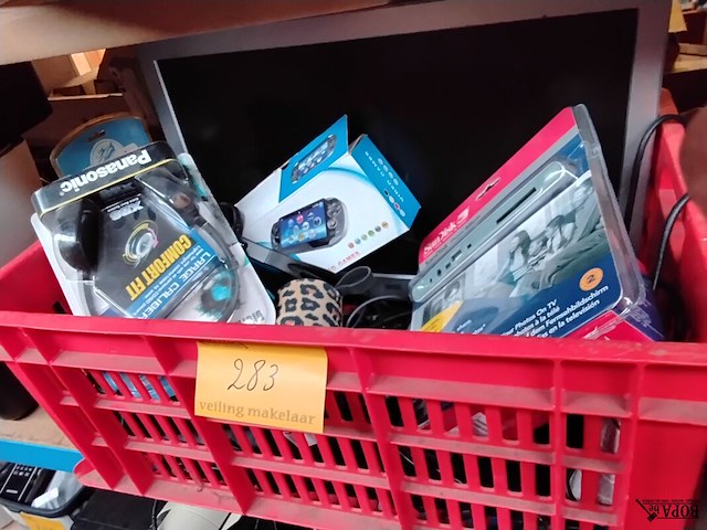 Lot 283 - lot pc artikelen: keyboards 3 stuks, headset 4, scartkabel n - afbeelding 1 van  4