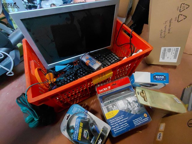 Lot 283 - lot pc artikelen: keyboards 3 stuks, headset 4, scartkabel n - afbeelding 2 van  4