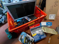 Lot 283 - lot pc artikelen: keyboards 3 stuks, headset 4, scartkabel n - afbeelding 2 van  4