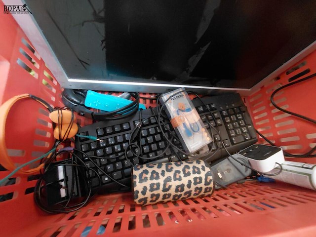 Lot 283 - lot pc artikelen: keyboards 3 stuks, headset 4, scartkabel n - afbeelding 4 van  4