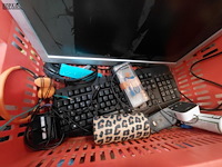 Lot 283 - lot pc artikelen: keyboards 3 stuks, headset 4, scartkabel n - afbeelding 4 van  4