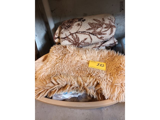 Lot 283 - manden met linnen. 2 stuks - afbeelding 1 van  3