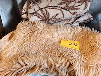 Lot 283 - manden met linnen. 2 stuks - afbeelding 1 van  3