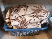 Lot 283 - manden met linnen. 2 stuks - afbeelding 2 van  3