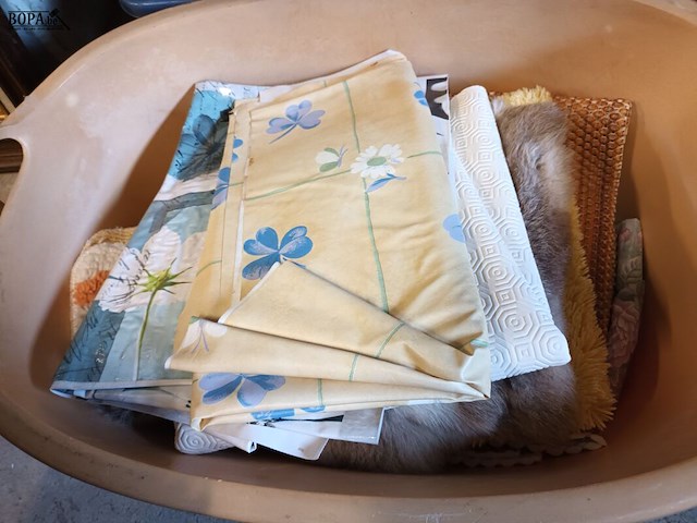 Lot 283 - manden met linnen. 2 stuks - afbeelding 3 van  3