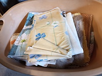 Lot 283 - manden met linnen. 2 stuks - afbeelding 3 van  3