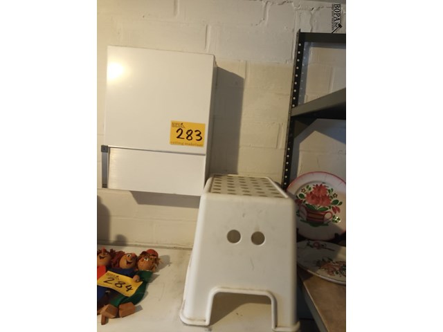Lot 283 - medicijnkastje en opstapje - afbeelding 1 van  4