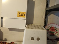 Lot 283 - medicijnkastje en opstapje - afbeelding 1 van  4