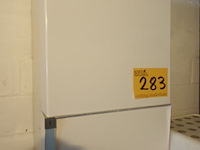 Lot 283 - medicijnkastje en opstapje - afbeelding 3 van  4