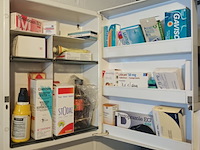 Lot 283 - medicijnkastje en opstapje - afbeelding 4 van  4