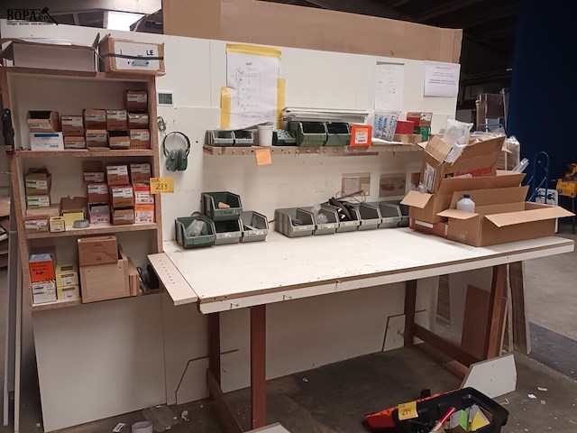Lot 283 - werkbank met inhoud - afbeelding 1 van  4