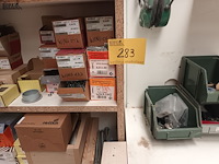 Lot 283 - werkbank met inhoud - afbeelding 4 van  4