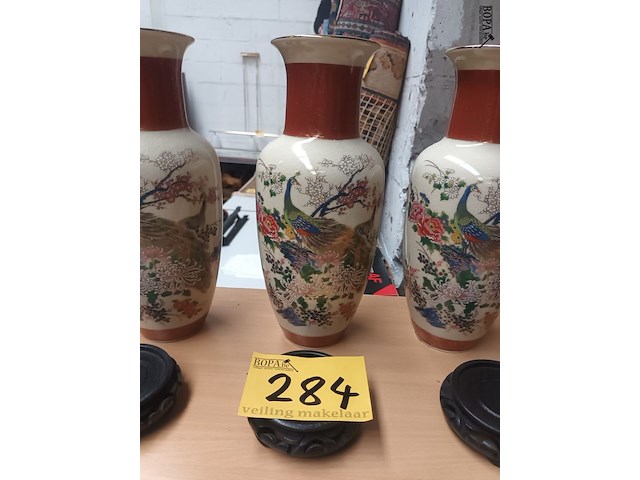 Lot 284 - chinese vazen op sokkel. 4 stuks - afbeelding 3 van  5