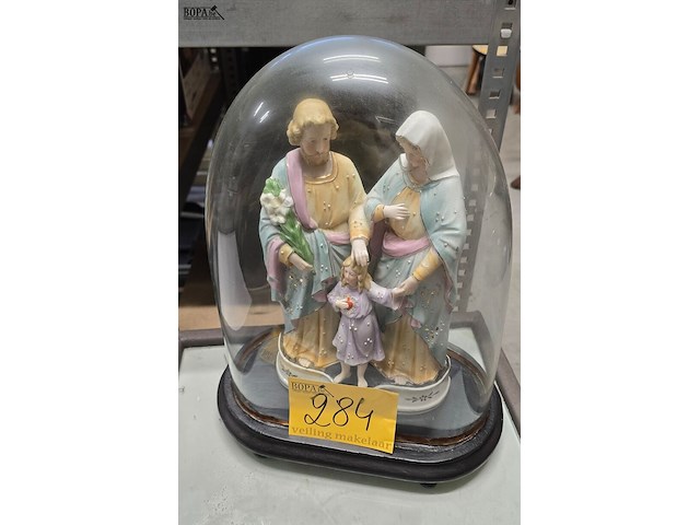 Lot 284 - heilige familie in biscuitporselein in stolp - afbeelding 1 van  3