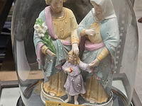 Lot 284 - heilige familie in biscuitporselein in stolp - afbeelding 1 van  3