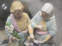 Lot 284 - heilige familie in biscuitporselein in stolp - afbeelding 2 van  3