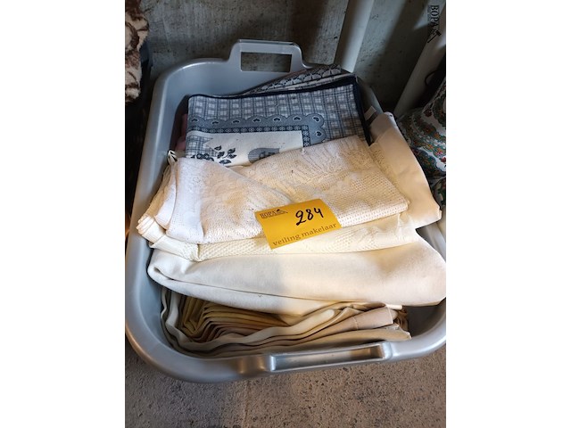 Lot 284 - mand met linnen - afbeelding 1 van  4