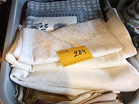 Lot 284 - mand met linnen - afbeelding 1 van  4