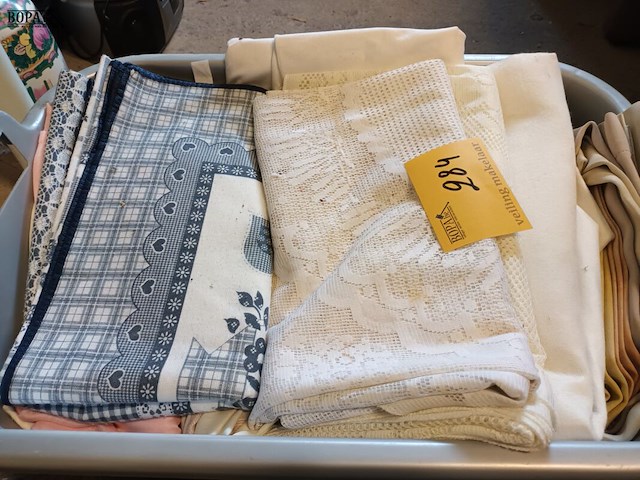 Lot 284 - mand met linnen - afbeelding 2 van  4