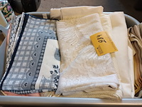 Lot 284 - mand met linnen - afbeelding 2 van  4