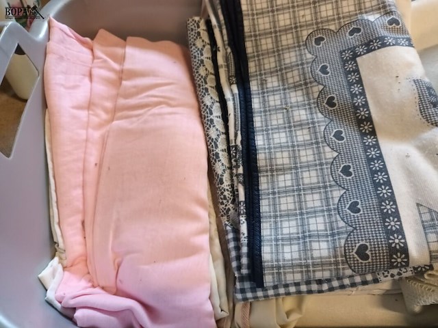 Lot 284 - mand met linnen - afbeelding 3 van  4