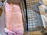 Lot 284 - mand met linnen - afbeelding 3 van  4