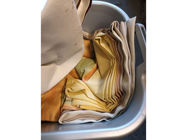 Lot 284 - mand met linnen - afbeelding 4 van  4