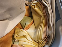 Lot 284 - mand met linnen - afbeelding 4 van  4