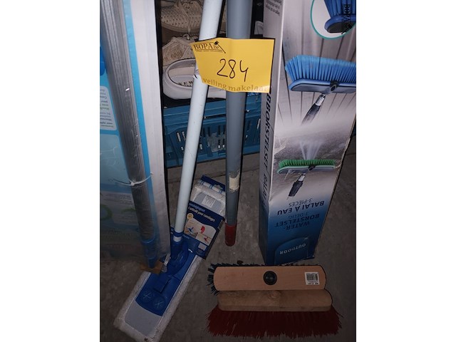 Lot 284 - poetsmateriaal. 6 stuks - afbeelding 1 van  6