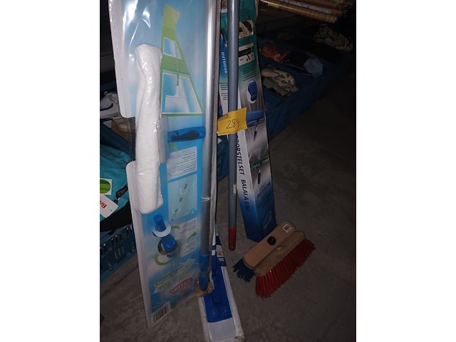 Lot 284 - poetsmateriaal. 6 stuks - afbeelding 2 van  6