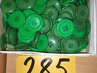 Lot 285 - doos met retro knopen - afbeelding 1 van  2
