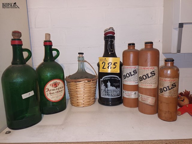 Lot 285 - flessen. 7 stuks - afbeelding 1 van  3