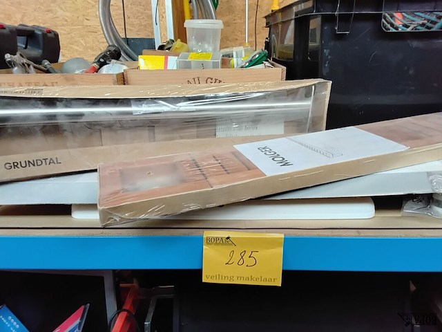 Lot 285 - ikea kledingrek, muurplankje en hangbar - afbeelding 1 van  2